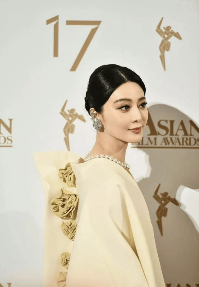 了！真空 “窗帘裙” 惊艳四座超模被她吊打爱游戏app网站手机版43岁范冰冰红毯杀疯(图2)