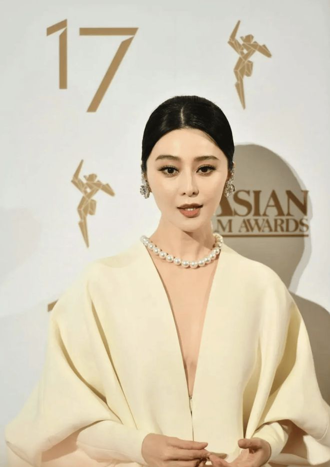 了！真空 “窗帘裙” 惊艳四座超模被她吊打爱游戏app网站手机版43岁范冰冰红毯杀疯(图4)