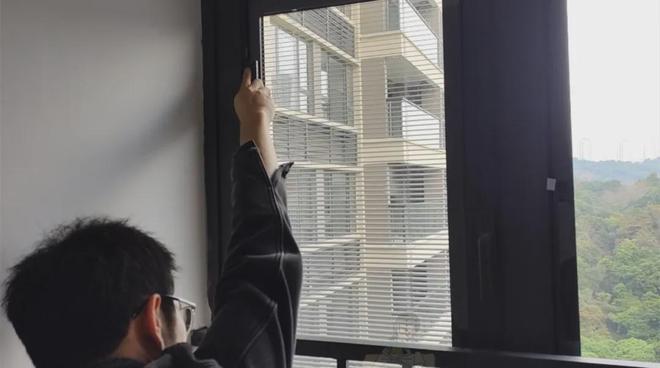 话题卫生间是否需要安装窗帘呢？AYX爱游戏APP一个尴尬的(图5)