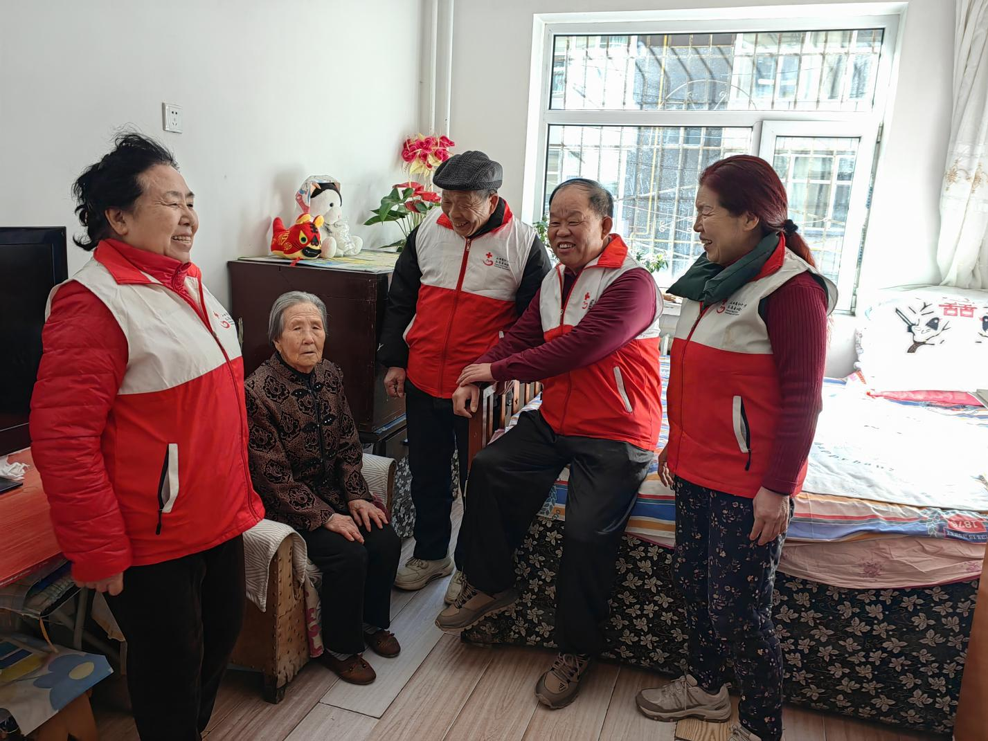 “帘”动你我 温暖守护爱游戏app新春走基层(图1)