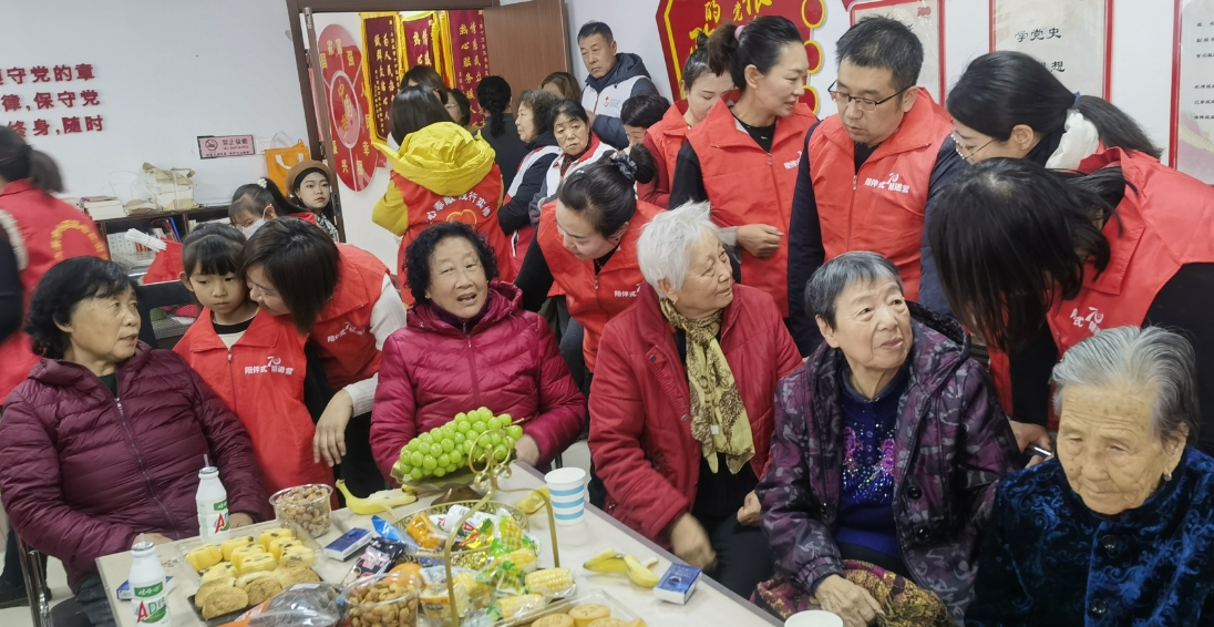 “帘”动你我 温暖守护爱游戏app新春走基层(图2)
